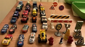 Lote de 25 Micro Machine Road Champs, Racing Champs Mini Vehículos con Accesorios - Imagen 1 de 7