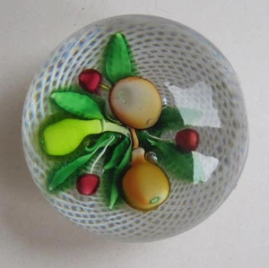 Antiguo pisapapeles St Louis ramo de frutas cesta de latticinio doble remolino 2,5" - Imagen 1 de 8