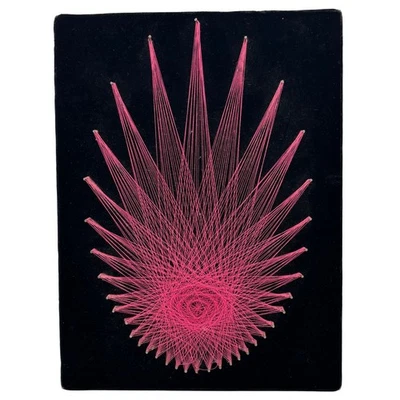 Arte de cuerda sobre terciopelo negro diseño geométrico decoración colgante de pared Foto 1 de 4