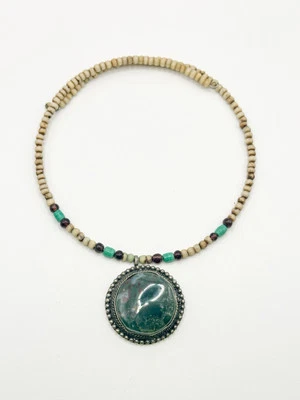 Collar de cuentas beige con colgante grande de piedra verde jaspe Foto 1 de 4