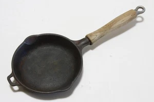 Cast Iron Skillet 6 1/2" 17cm Wood Hanger Handle Double Pour Spouts Vintage - Picture 1 of 6