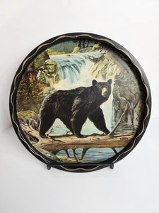 Vintage James L. Artig 11" Metall Tablett Schwarzbär überquert Fluss auf Baumstamm - Bild 1 von 9