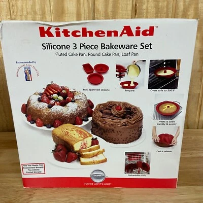 Juego de utensilios para hornear KitchenAid de silicona de 3 piezas - rojo - estriado/tubo 9” redondo/9”x5” pan Foto 1 de 4
