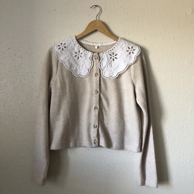 Cardigã suéter GB Gianni Bini ilhós Peter Pan colarinho bege vovó MÉDIO - Imagem 1 de 4