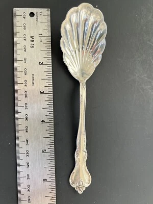 Cuchara concha de azúcar Francis Repousse de plata de ley Mirrorstele 40 gr Reed Barton Foto 1 de 4