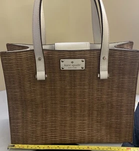 KATE SPADE GRAINY VINYL Picnic BASKET Pattern Beach Purse Magnet Clasp Brown Wht - Picture 1 of 13