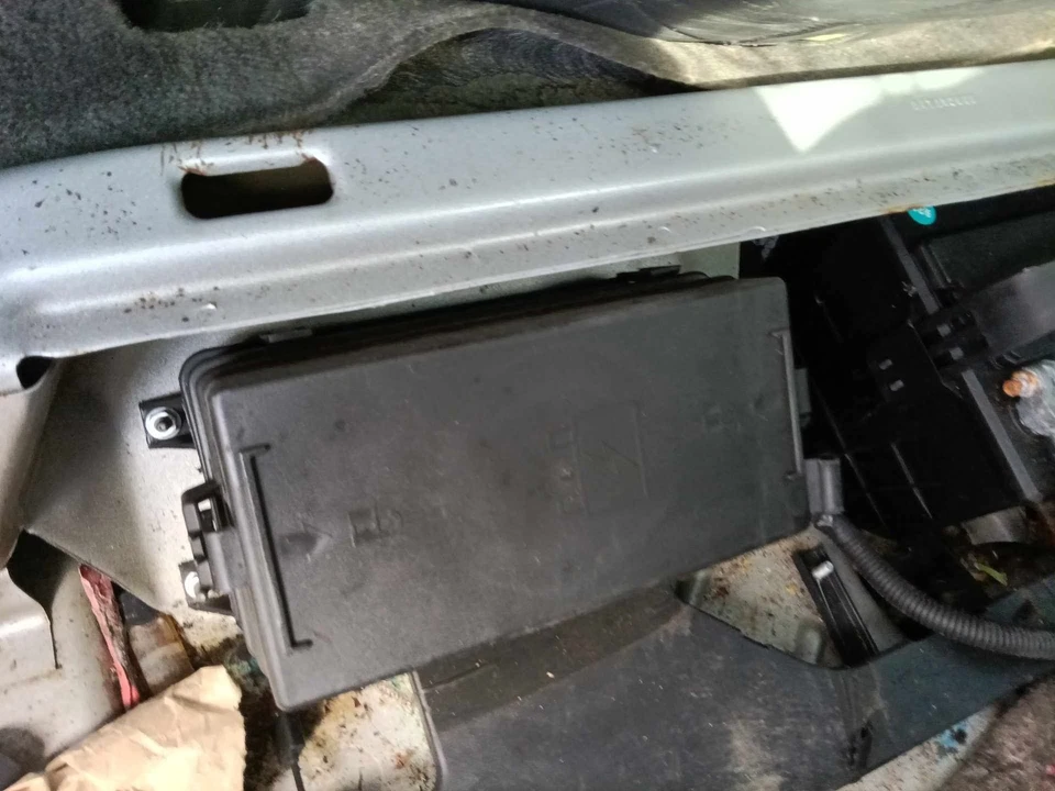 02 PONTIAC BONNEVILLE Cabin Fuse Box - Image 1 of 1