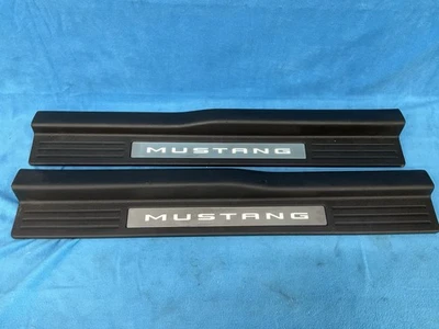 Placa de desgaste del umbral de la puerta delantera izquierda y derecha Ford Mustang GT 2010-2014 AR336313201B Foto 1 de 4