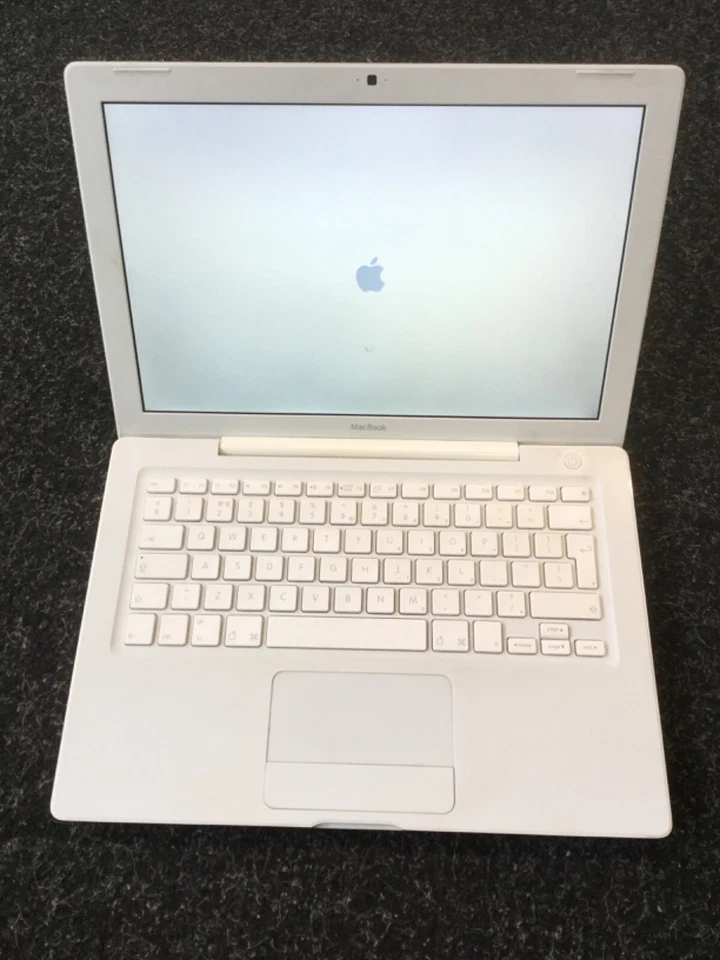  Apple MacBook A1181 13.3" FOR PARTS ONLY STUCK ON START UP SCREEN  - Image 1 of 4