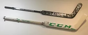 1 SET BASTONE HOCKEY DISPLAY NHL GIOCO USATO SUPPORTO PORTIERE GANCIO - Foto 1 di 8