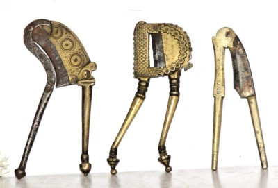 Vintage Brass Engraved Betel Nut Cutter / Sarota Original Old Hand Carved  - Imagem 1 de 4