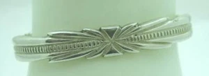 HÜBSCHES VINTAGE NACHLASS GESCHNITZTES STERLINGSILBER MANSCHETTENARMBAND, 6 & 3/8" - Bild 1 von 9