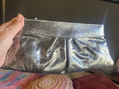 Embreagem de couro prata brilhante usada Lauren Merkin - Imagem 1 de 4