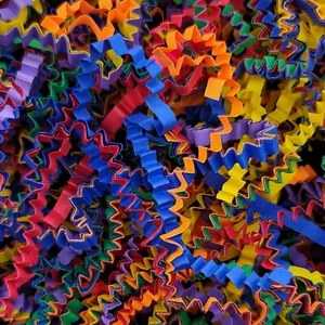 MRMX 1/2 lb Crinkle Cut 90gsm Thick Paper Shreds in Zip Lock Bag, Rainbow. - Picture 1 of 2