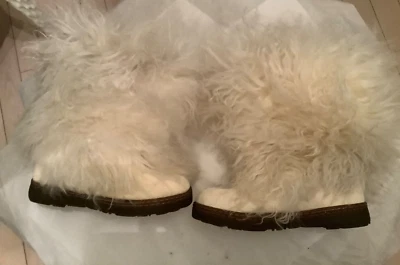 EXCELLENT CONDITION Bearpaw Boetis II White Fur Boots - 11 - Image 1 of 4