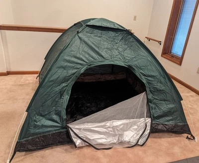 NEW Pop-up tent 2 - 3 people 6' x6' - Image 1 of 4
