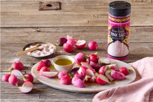 Trader Joe's feinkörniges rosa Salz 16 Unzen (500g) Limitierte NEU Exotisches Design Flasche - Bild 1 von 6