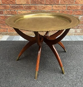Mesa plegable retro vintage de teca con patas de araña con tapa de cobre oriental rara - Imagen 1 de 18