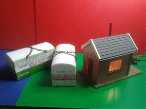 Trackside Workmans Shed with Lighting + Pair of Containers with Chains 0 Gauge - Picture 1 of 4