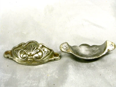 ANCIENNE PAIRE POIGNÉE COQUILLE CLOCHE TIROIR PORTE MEUBLE ORNEMENT - Photo 1/4