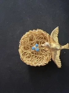 Vtg. Jeanne Gold Tone Wire Nest With Bird &Three Faux turquoise Eggs Brooch Pin - Picture 1 of 7