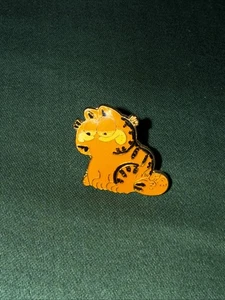 Spilla Garfield vintage smaltata cappello bavero L1 - Foto 1 di 3