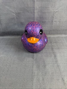 Glitzernde rosa Gummiente. - Bild 1 von 5