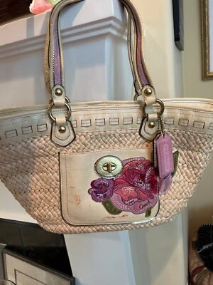Bolso de Mano Coach Poppy Apliques de Paja Paja Charol Flores Rosa Púrpura Foto 1 de 4