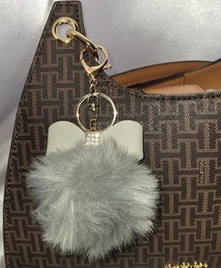 Bolso gris de lujo encanto llavero estrás acento imitación cuero arco pompón grande  - Imagen 1 de 4
