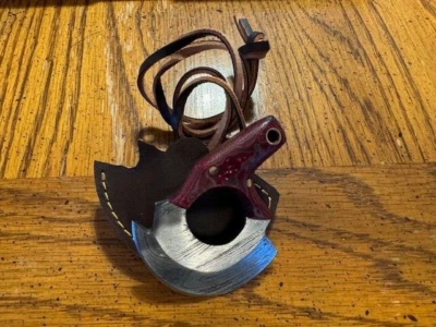 Cuchillo de acero Ulu Damasco miniatura, mango de fibra de carbono colgador de cuello de cuero Foto 1 de 3