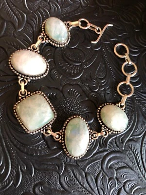 Pulsera artesanal suroeste iridiscente blanca piedra lunar azul flash 5,5-6,5" Foto 1 de 4