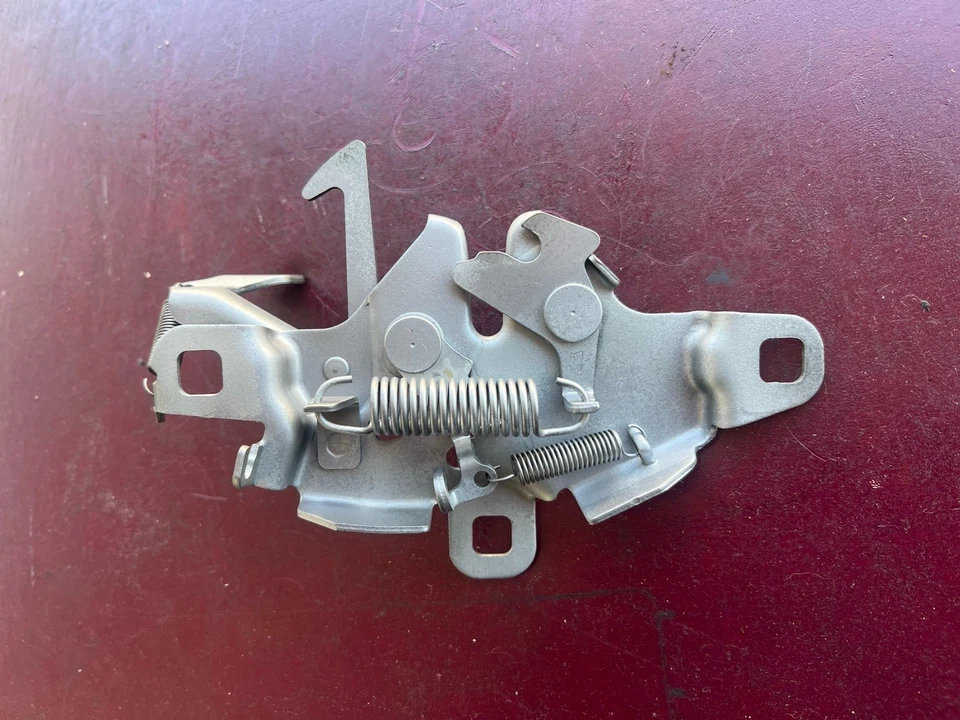 Pestillo capó Toyota Cressida 1981-1982 fabricante de equipos originales muy limpio Foto 1 de 2