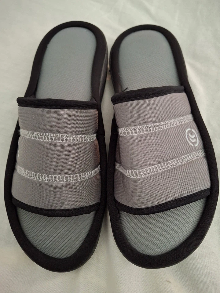 Tanga Isotoner 7,5-8 W flip flop acolchoada cinza e preta lavável na máquina - Imagem 1 de 4