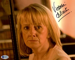 VICTORIA ALCOCK SIGNIERT 8x10 FOTO ANGELA WHITTAKER DR DOCTOR WHO BBC BECKETT BAS - Bild 1 von 2