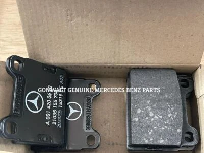 Mercedes Benz New 560SEC 300SE 350SD 300SEL Rear Brake Pad Set OE 001420062041 - Image 1 of 3