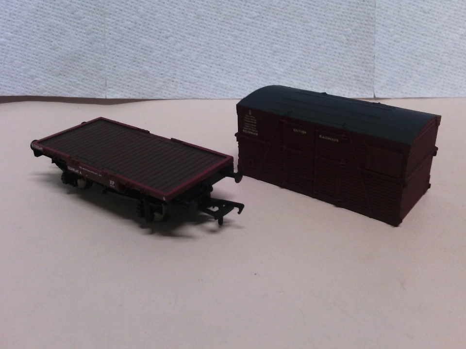 Bachmann Trains Branch Line BR Conflat with BD Container Crimson Van HO/OO - Image 1 of 4