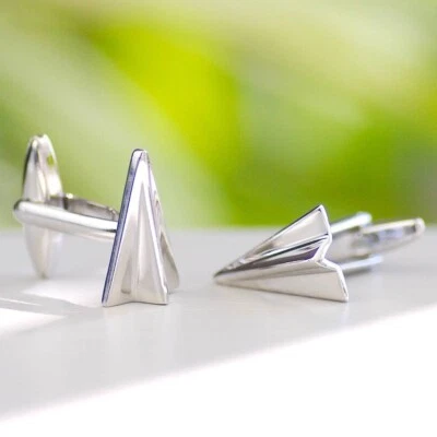 Gemelos para hombre con diseño de avión de papel hechos a mano de platino 950 con acabado alto Foto 1 de 4