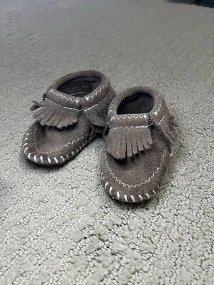 Minnetonka Infant Size 2 Brown Suede Moccasins with Suede Fringe - Image 1 of 3