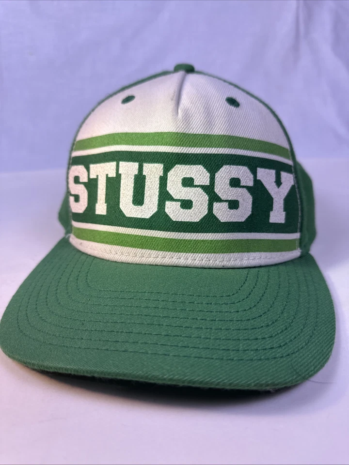 Gorra de béisbol Stussy verde y blanca con cierre a presión. Mezcla de lana acrílica. Muy limpio Foto 1 de 4