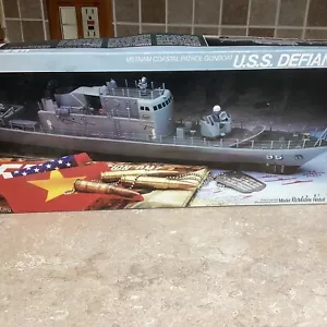 Revell U.S.S. Defiance Vietnam Costal Patrol Gunboat 1/130 1986 - Picture 1 of 3