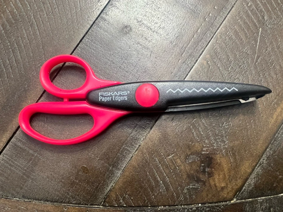 Fiskars Paper Edgers Scissors Pinking - Image 1 of 1