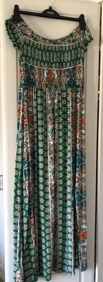 Vestido maxi Bardot verde romano com camisa tamanho 12 duas divisões na frente - Imagem 1 de 3