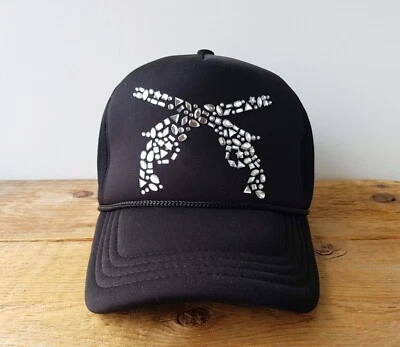 Gorra de béisbol MASTERMIND JAPÓN pistolas cruzadas camionero lentejuelas cuero con correa Foto 1 de 4