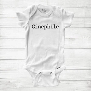 Baby Säugling Body Kleidung lustig Film Liebhaber Geschenk sarkastisch bedruckt Cinephil - Bild 1 von 2