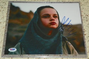 Actriz Joey King - Foto firmada 8X10 autógrafo auténtico PSA/DNA #X31478 - Imagen 1 de 1