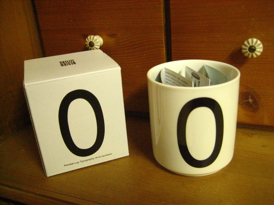 Design Letters Buchstabe O Porzellan Becher Tasse Design by Arne Jacobsen NEU - Bild 1 von 1