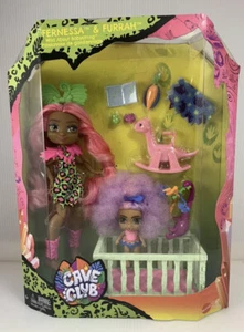 CAVE CLUB Wild About Babysitter Puppe FERNESSA & FURRAH Krippe und Dinosaurier Neu im Karton - Bild 1 von 7