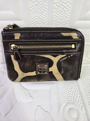 Cartera sin asas Dooney & Bourke de cuero con estampado de jirafa marrón Foto 1 de 4