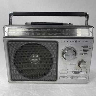 Radio AM/FM portátil enchufable/baterías probadas General Electric 7-2881C 1980 de colección Foto 1 de 4