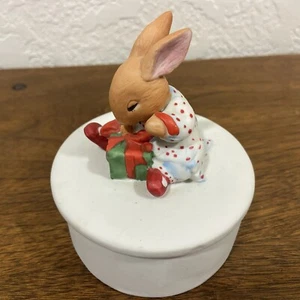 Caja de baratijas vintage Susan LaBelle niña Navidad conejo 1987 colonial Cape Cod - Imagen 1 de 9